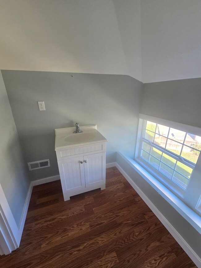 Building Photo - Spacious 5 Bedroom Home in Burlington - Av...