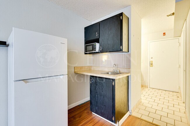 Building Photo - Beachfront Unit in Daytona Beach