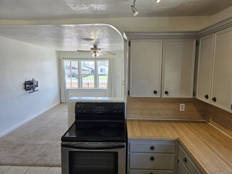 Kitchen - 549 E 500 S