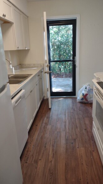 Building Photo - Trakas Avenue Duplex