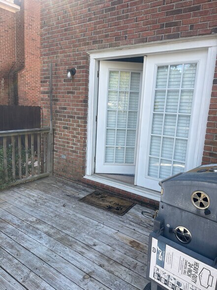 Building Photo - 11 Crescent Ln