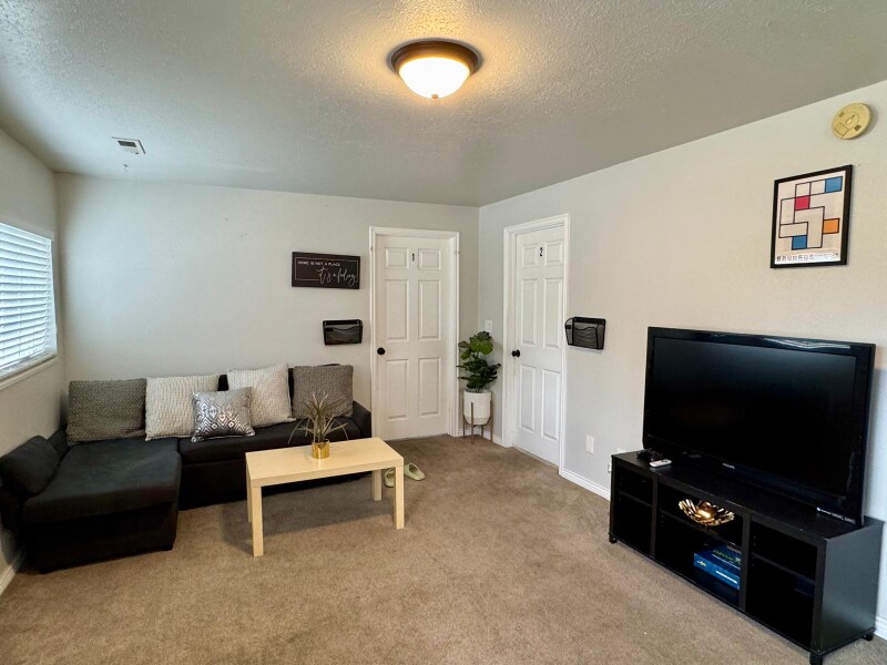 Building Photo - 546 E Delno Dr