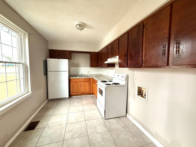 Building Photo - Renovated Madison Duplex!  Corner Lot! Nic...