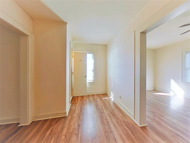 Building Photo - 305 Fife Street Unit 4