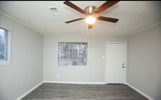 Building Photo - 715 Rose Ln