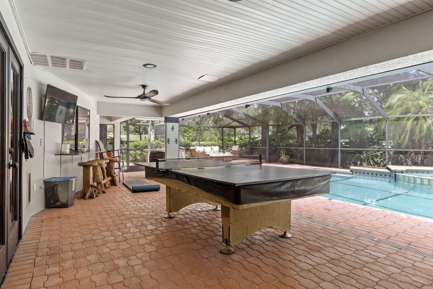 Building Photo - 926 Riverhills Dr