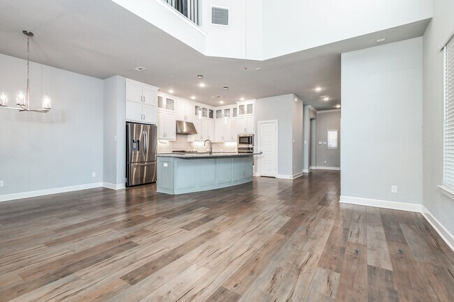 Building Photo - Where Comfort Meets Convenience - 3 Bed, 3...