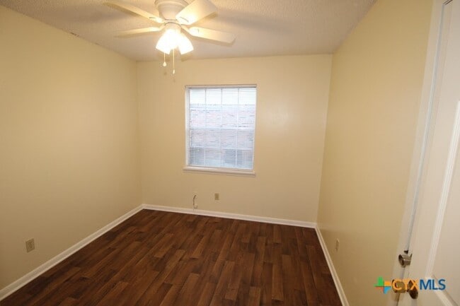 Building Photo - 512 Creek St