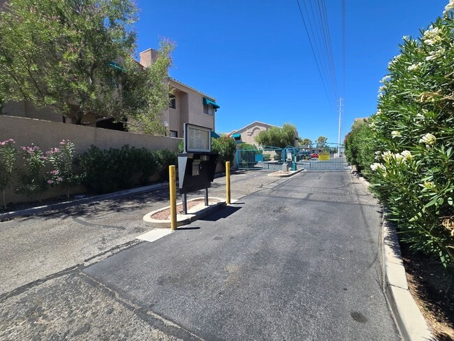 Building Photo - Charming 2-Bedroom Condo in Gated Communit...