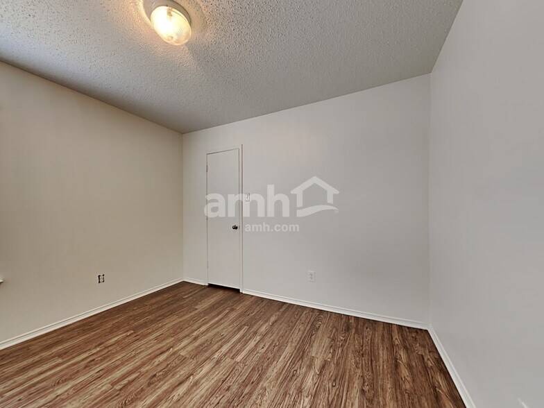 Building Photo - 816 Meadowlark Dr