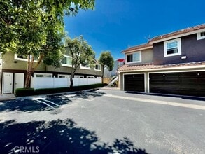 Building Photo - 685 W 18th St