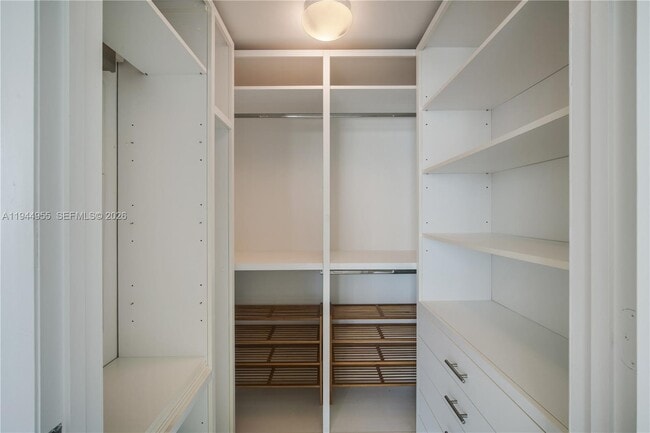 Building Photo - 495 Brickell Ave