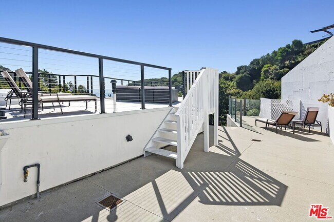 Building Photo - 3843 Rambla Pacifico St