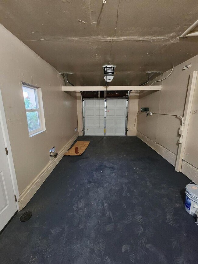 Building Photo - Charming 3-Bedroom Home for Rent in a Quie...