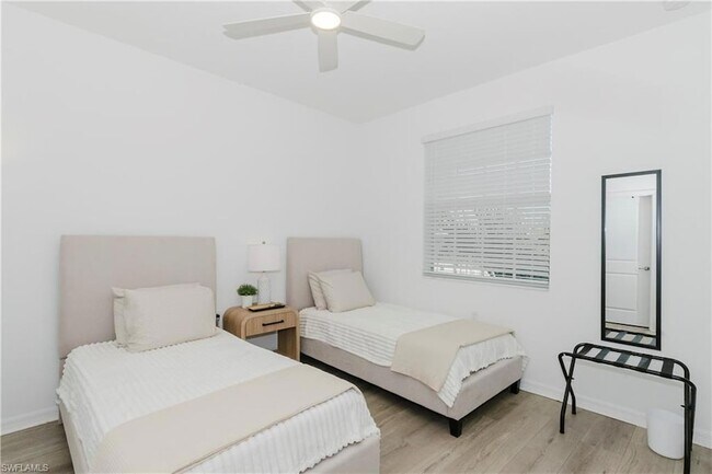 Building Photo - 15275 Green Acre Avenue Unit 338
