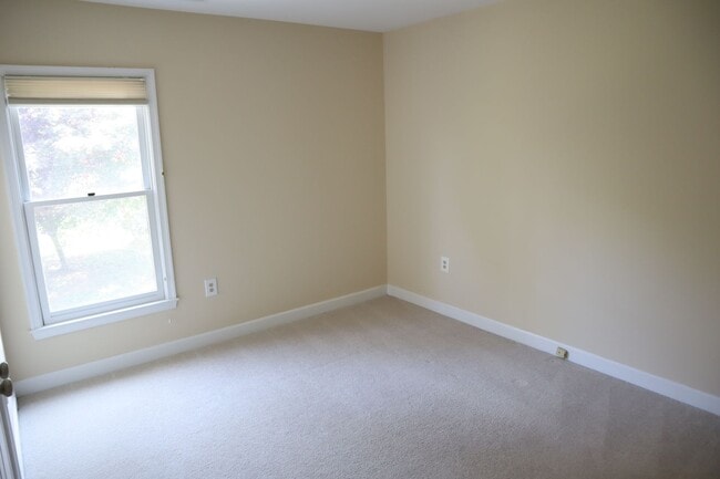 Building Photo - Gorgeous Large 4 level TH in the best Nort...
