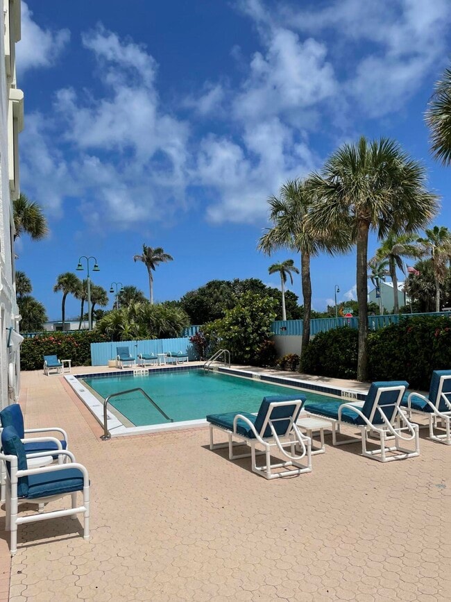 Building Photo - 355 S Ocean Dr