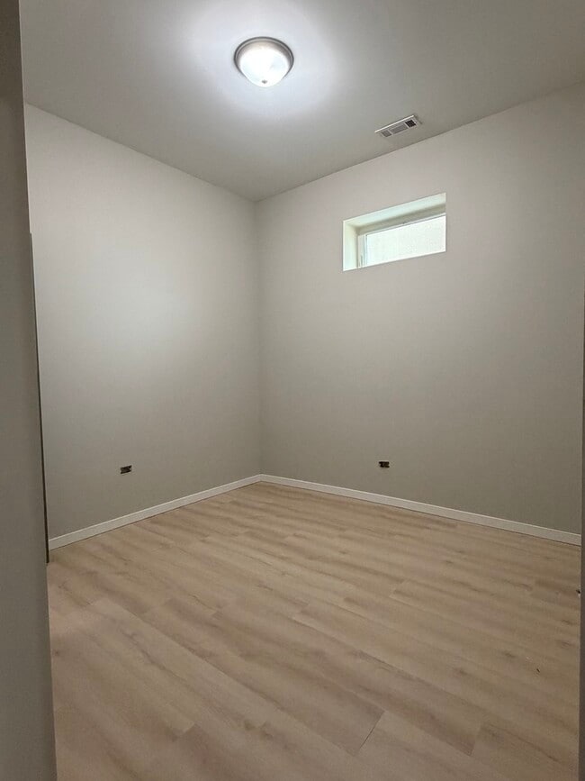 Building Photo - 22 N Pulaski Rd