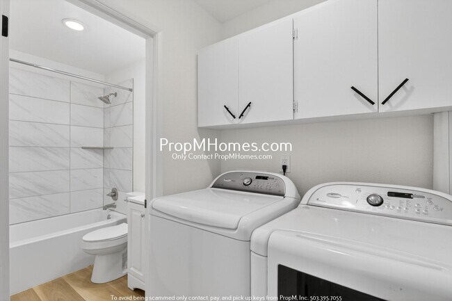 Building Photo - Updated Two Bedroom Unit with St Johns Views!