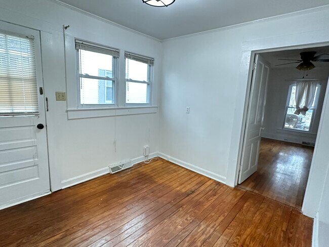 Building Photo - 219 College St