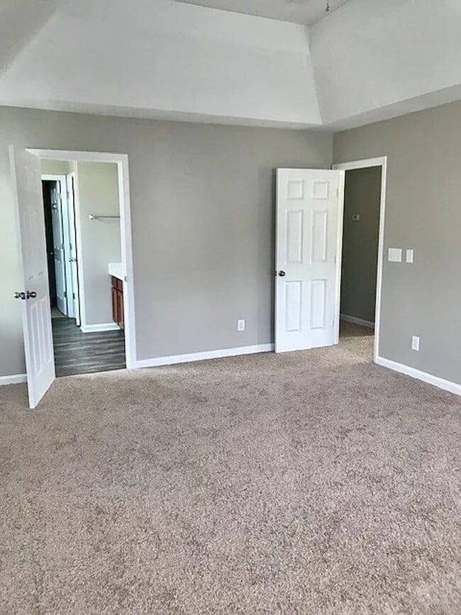 Building Photo - MUST SEE this Gorgeous 5 Beds 3 Bath home ...