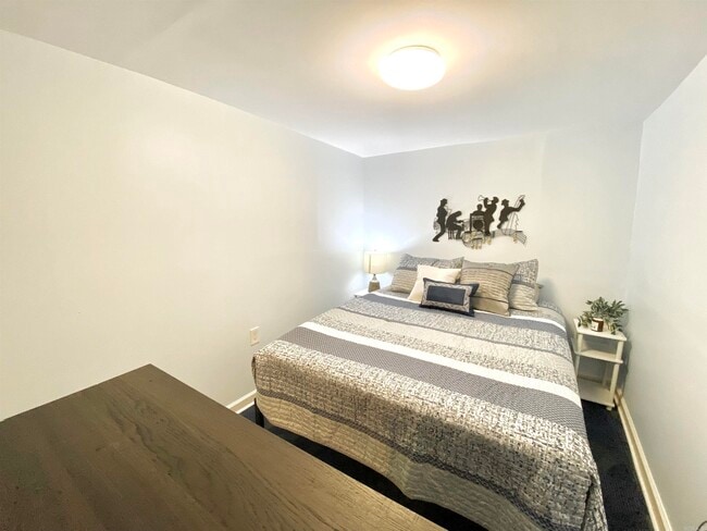 Building Photo - 1305 Stratford Ave