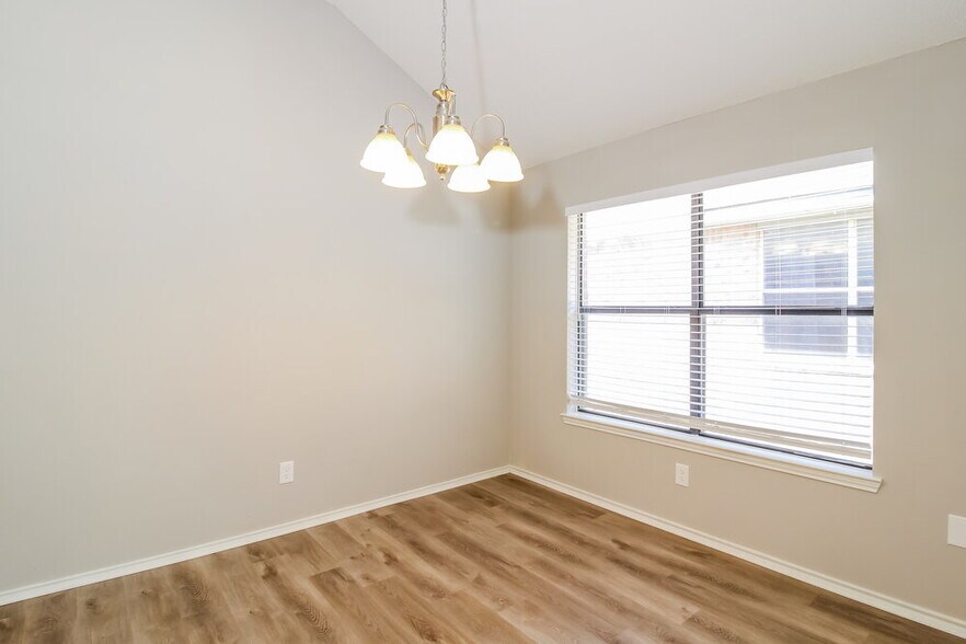 Building Photo - 701 Park View Ave