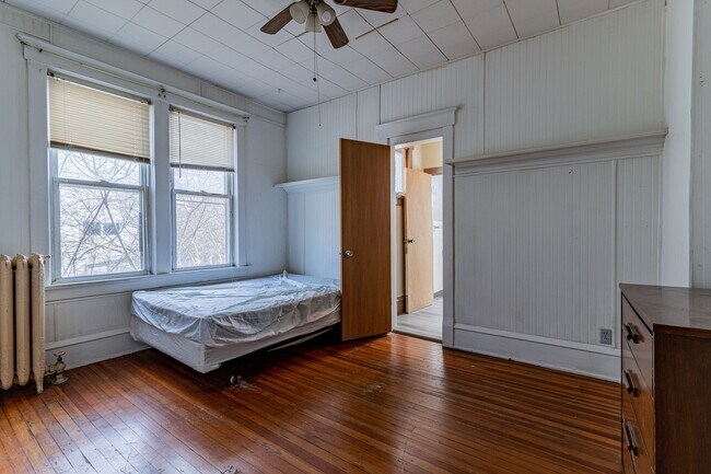 Building Photo - 5 bedroom, 2 bath home, close to U of I, MTD lines, local shopping & dining!! - Available August ...