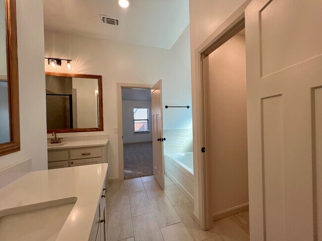 Building Photo - 9333 SW 42nd St