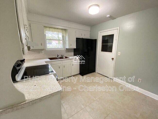 Building Photo - 371 Furman Ln