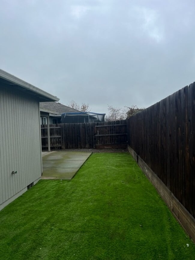 Building Photo - SPACIOUS 3 BEDROOM/ 2 BATH HOME WITH RV/BO...