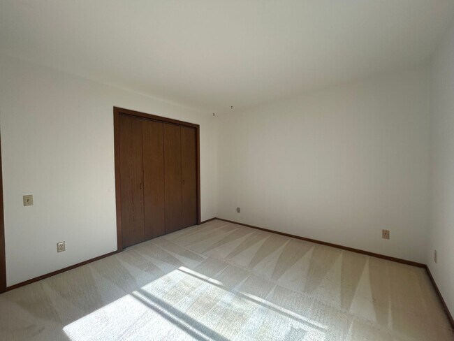 Building Photo - Spacious 2 Bedroom Condo Unit in North Sea...