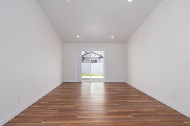 Building Photo - 2021 Built 3 Bed 2 Bath home w Fenced Yard