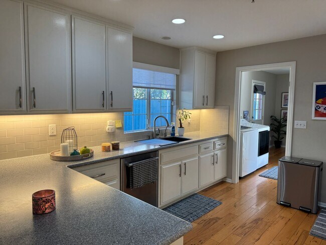 Building Photo - Spacious, updated and inviting