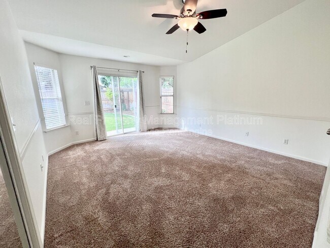 Building Photo - 6535 N Vista Ave