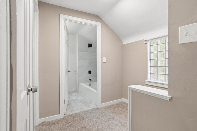 Building Photo - 624 Elm Dr