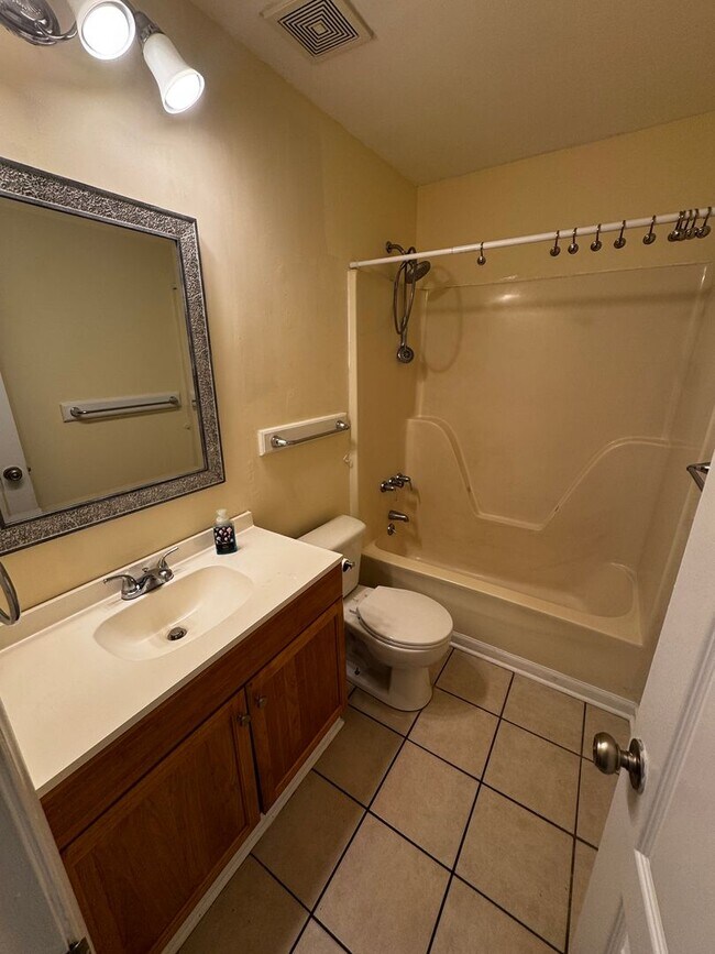 Building Photo - 2115 Cameo Dr