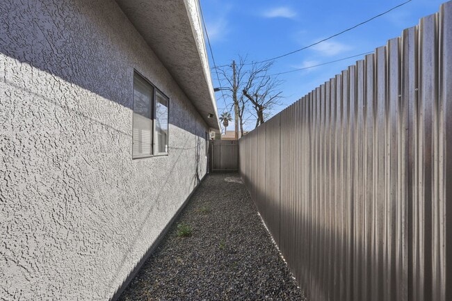 Building Photo - 811 E Caddie St