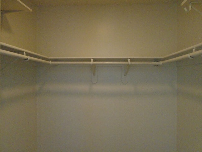 Building Photo - SW BAKERSFIELD--WON'T LAST LONG !  Applica...