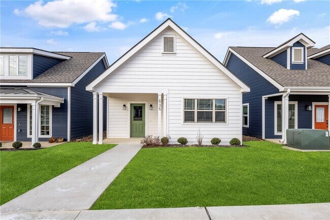 Building Photo - 835 NE Hts Ln