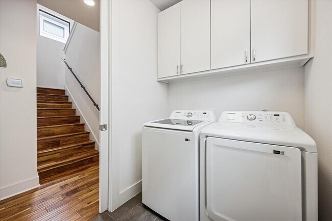 Building Photo - 1011 E 12th St