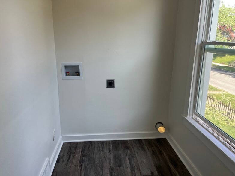 Waser/Dryer Area - 620 W Walnut St