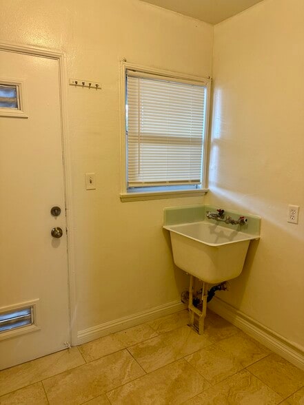 laundry room - 1522 N Sycamore St