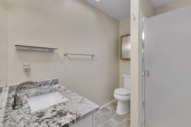 Building Photo - Spacious 3BR Home w/ Large Fenced Yard in Prime Woodinville Location