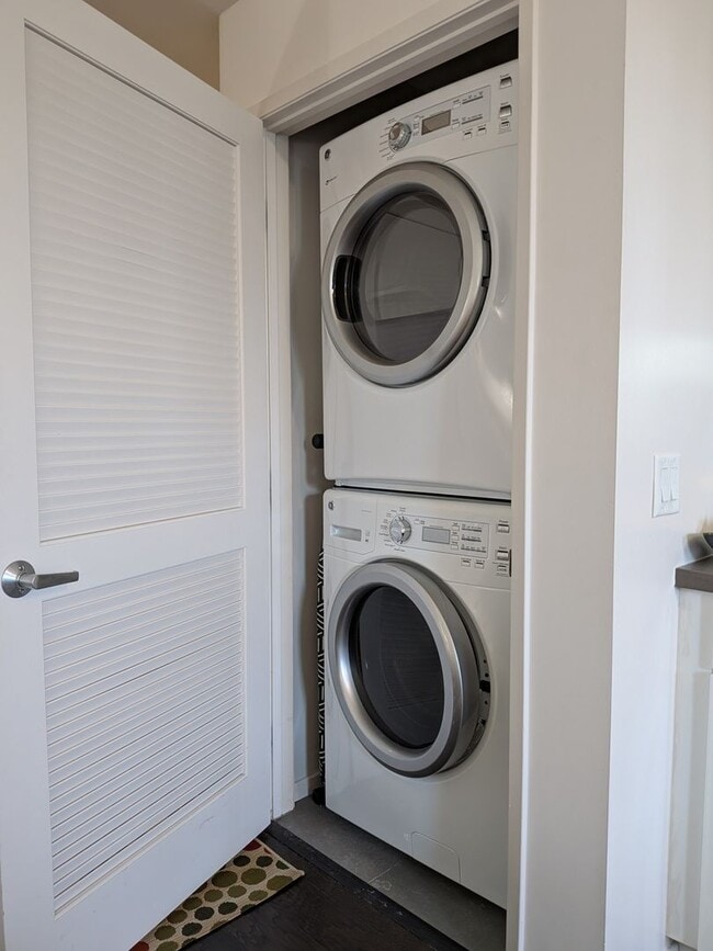 Building Photo - Studio Apartment Home on Top Floor with views of City Hall!