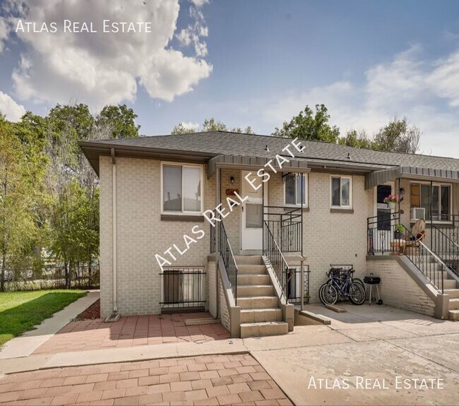 Building Photo - Beautiful 2 bedroom one bath apartment. Av...