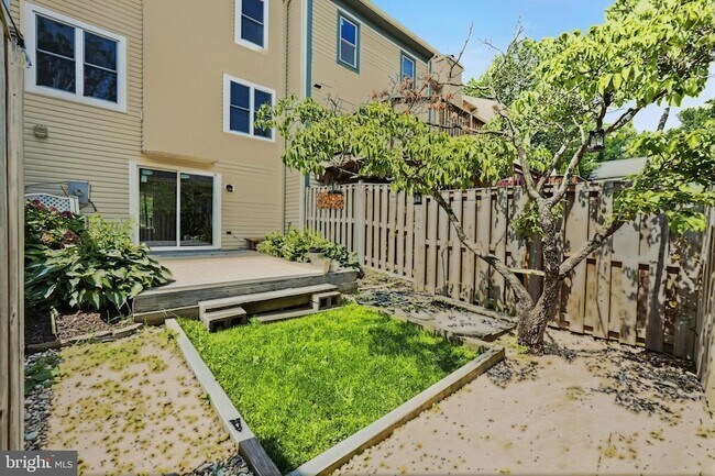 Building Photo - 2846 Schoolhouse Cir