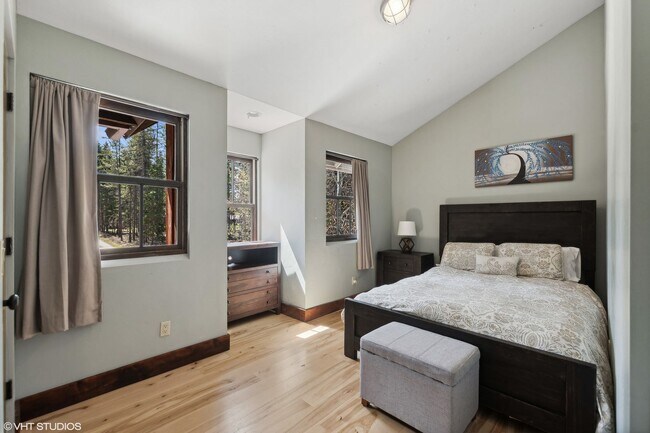 Building Photo - Charming 4 bedroom Home in Whitefish on 3 ...