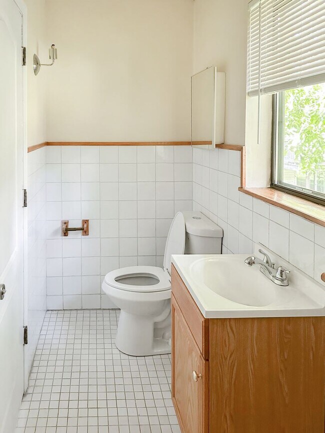 Building Photo - Charming 1br Townhome In Quite Country Set...