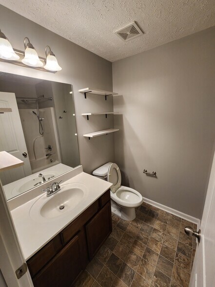 Building Photo - 826 Lower Park Pl